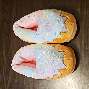 🦋5/$15 Girls Donut Slippers 2/3